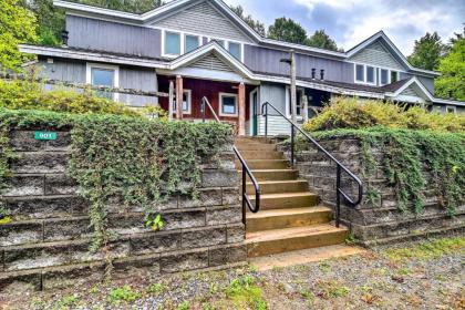 Cozy Condo with Patio Walk to Burke Mountain!