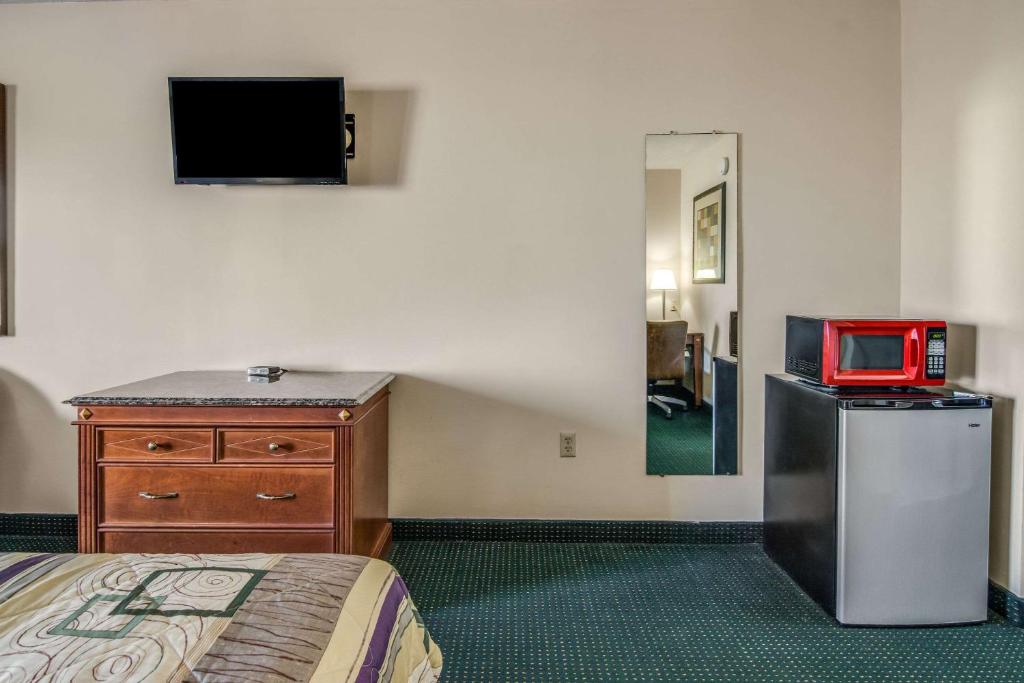 Rodeway Inn & Suites - image 7