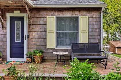 Cute East Hampton Cottage with Patio - Walk to Beach - image 11