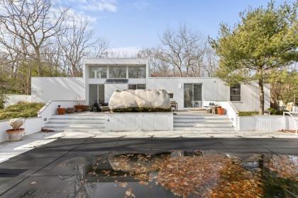 Elegant East Hampton Escape - image 12