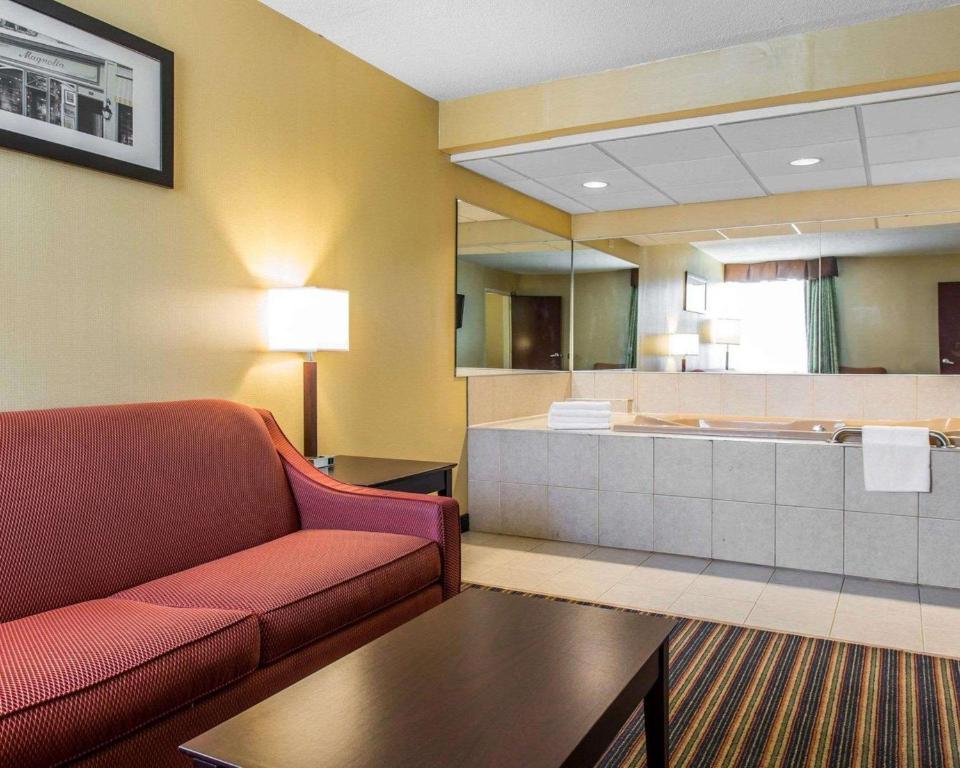 Comfort Inn and Suites East Hartford - image 2