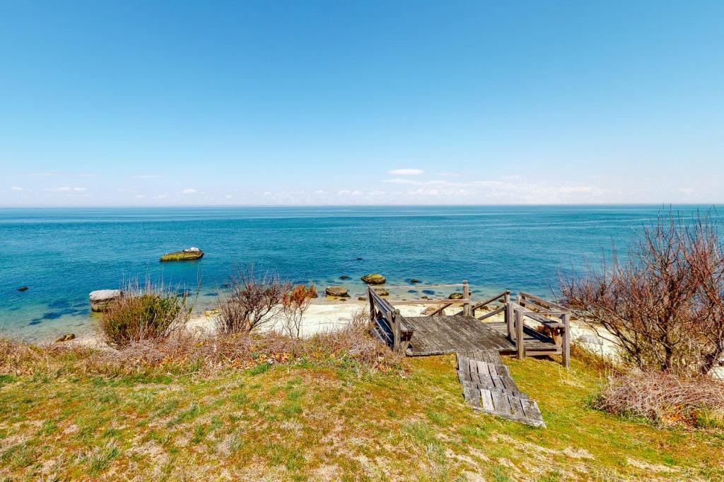 North Fork Waterfront Gem - main image