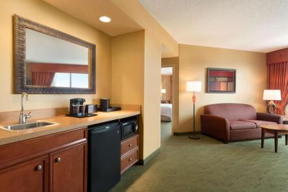 Embassy Suites East Peoria Hotel and Riverfront Conference Center - image 12