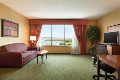 Embassy Suites East Peoria Hotel and Riverfront Conference Center - image 4