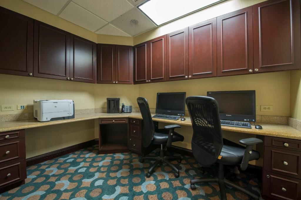 Hampton Inn & Suites Atlanta Airport West Camp Creek Pkwy - image 2