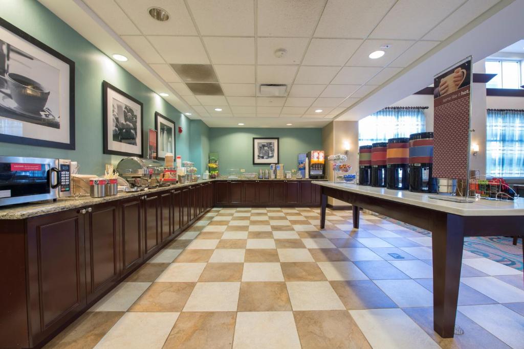 Hampton Inn & Suites Atlanta Airport West Camp Creek Pkwy - image 5