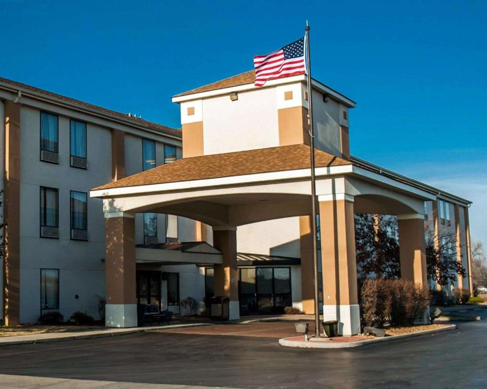 Quality Inn & Suites near St Louis and I-255 - main image