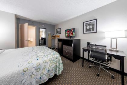 HomeTown Inn by Red Roof East Syracuse - image 3