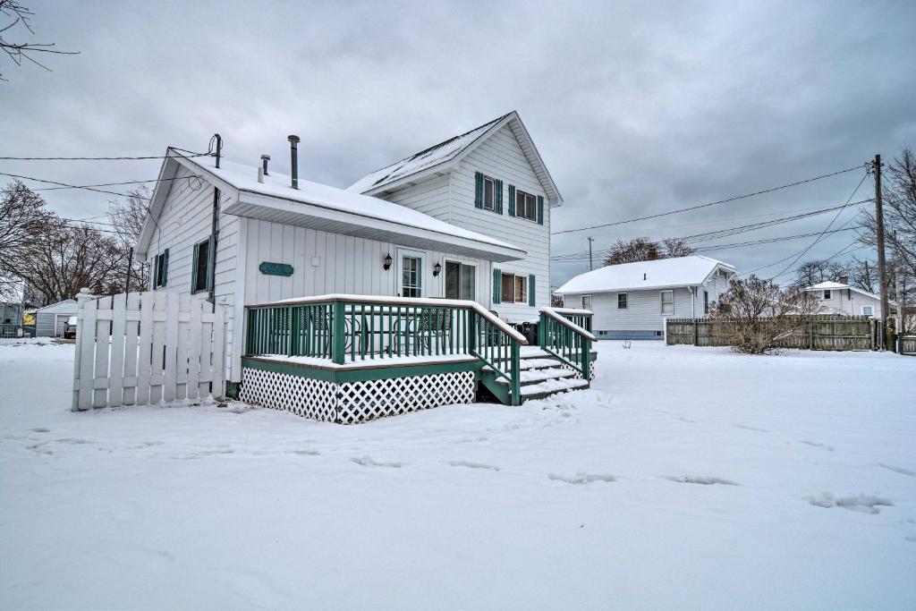 Hip Downtown Cottage - Walk to Beach Pier Dining - image 5