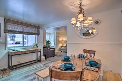 Hip Downtown Cottage - Walk to Beach Pier Dining - image 9