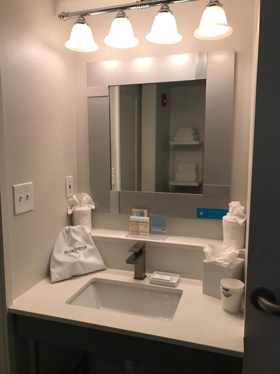 Hampton Inn East Windsor - image 6