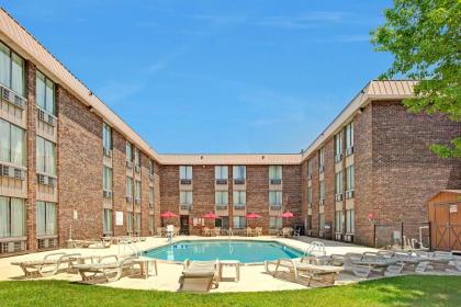 Days Inn by Wyndham East Windsor/Hightstown - image 10