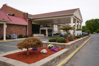 Rodeway Inn  Suites Bradley Airport