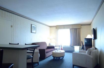 Rodeway Inn & Suites Bradley Airport - image 11