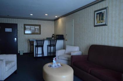 Rodeway Inn & Suites Bradley Airport - image 12