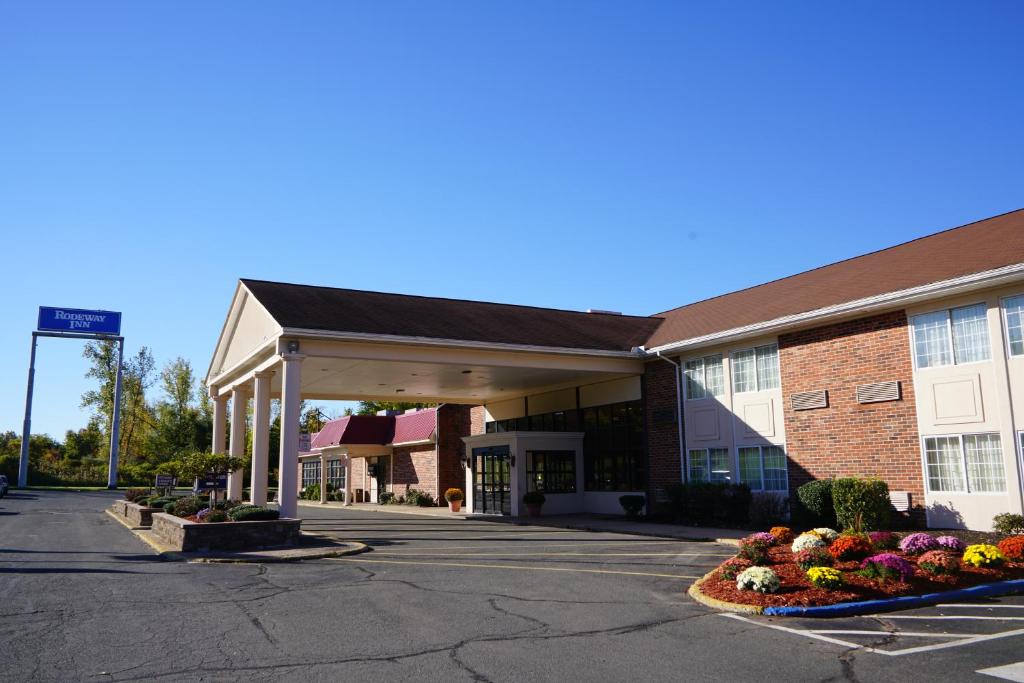 Rodeway Inn & Suites Bradley Airport - image 6