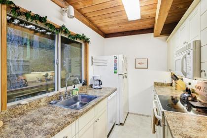 3 Bed 2 Bath Vacation home in Eastsound - image 8