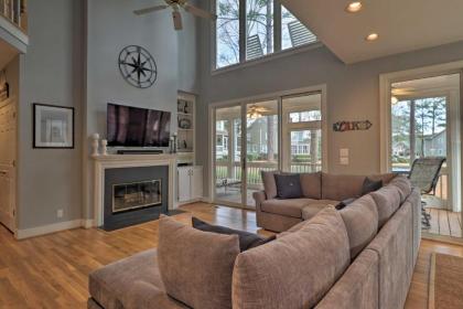 Home Overlooking Lake Oconee with Resort Amenities!