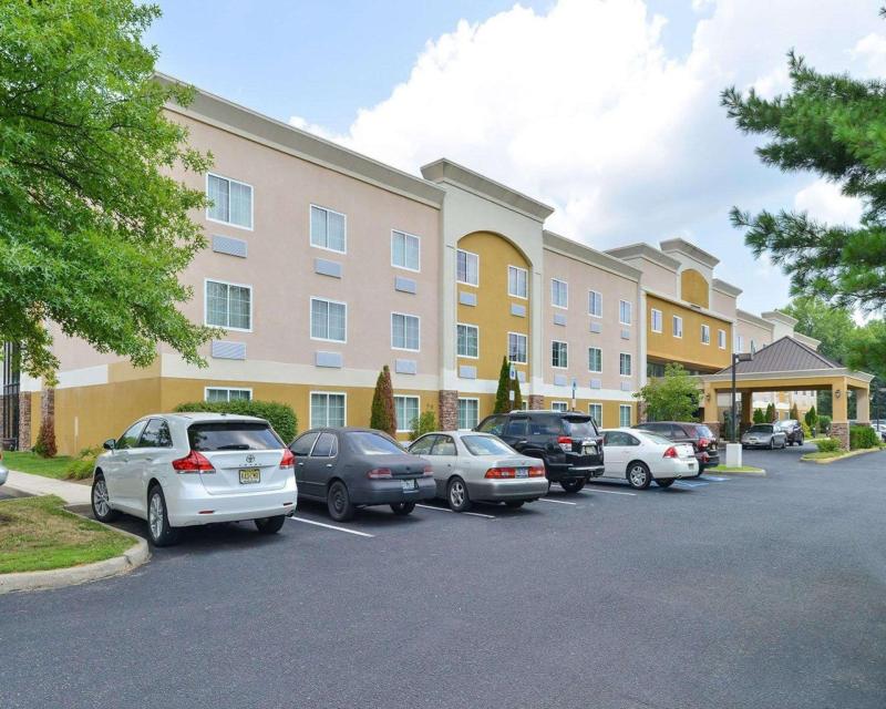 Quality Suites Tinton Falls - main image