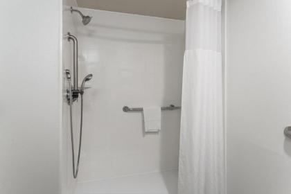 Hampton Inn Eau Claire - image 7