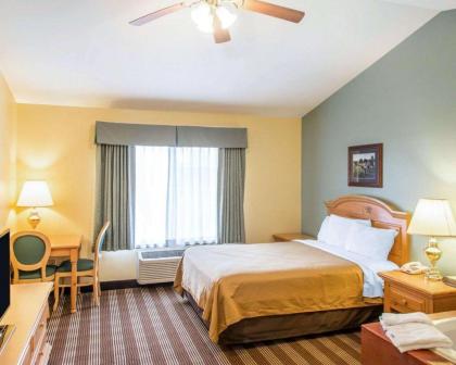 Econo Lodge Inn & Suites Eau Claire - image 12