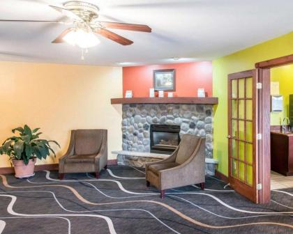 Econo Lodge Inn & Suites Eau Claire - image 14