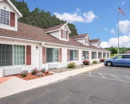 Econo Lodge Inn & Suites Eau Claire - image 2