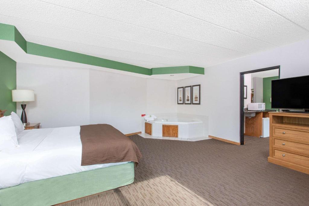 AmericInn by Wyndham Eau Claire - image 3