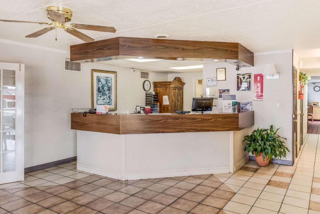 Econo Lodge Eden - image 5