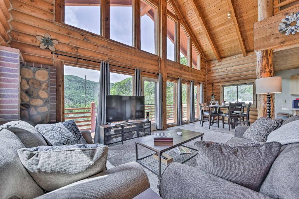 Cozy Eden Log Home Near Outdoor Activities - main image