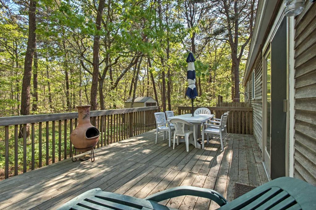 Charming Marthas Vineyard Home Near Beach and Town! - image 3