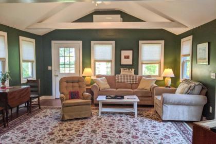 Charming Marthas Vineyard Home Near Beach and Town! - image 8