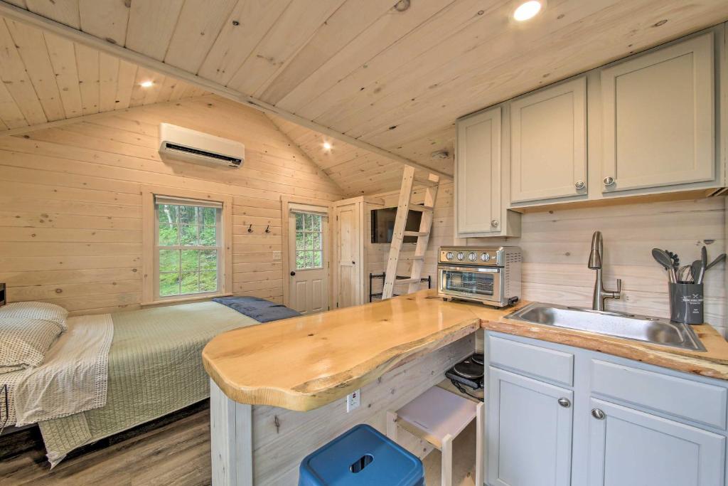 Idyllic Edgecomb Forest Studio with Balcony! - image 6