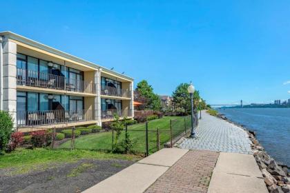 Comfort Inn Edgewater on Hudson River - image 2