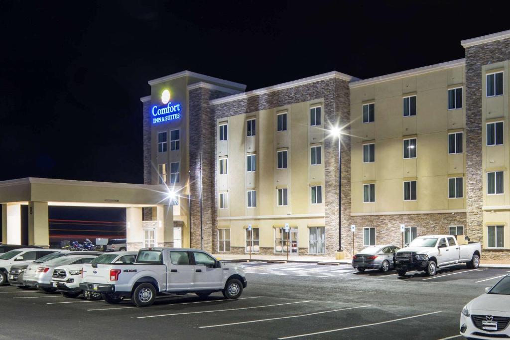 Comfort Inn & Suites - main image