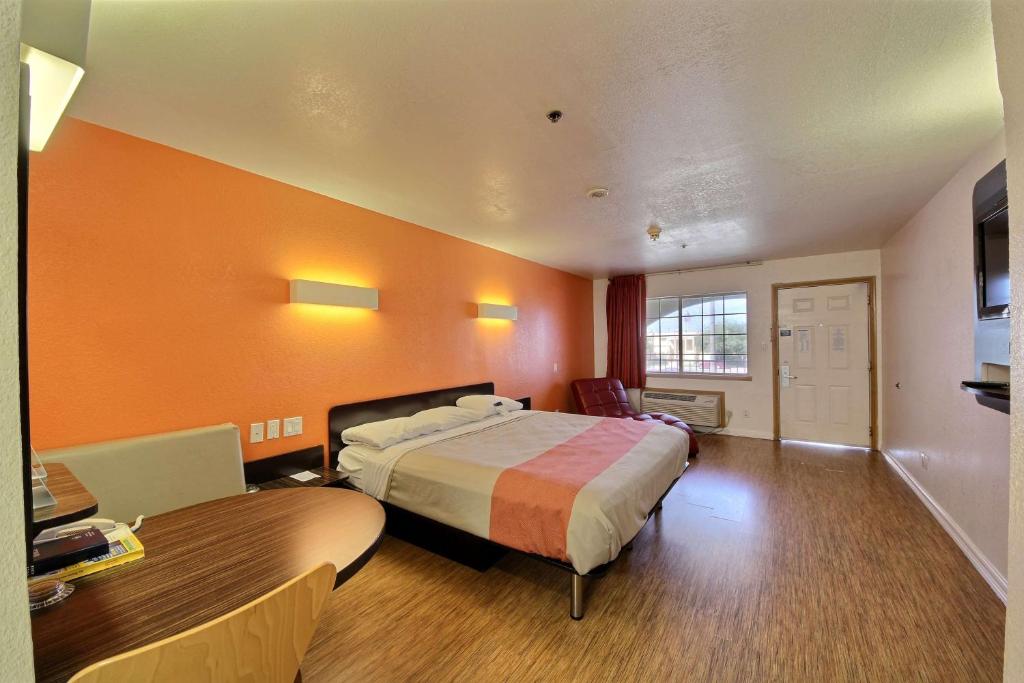 Motel 6-Edinburg TX - image 2