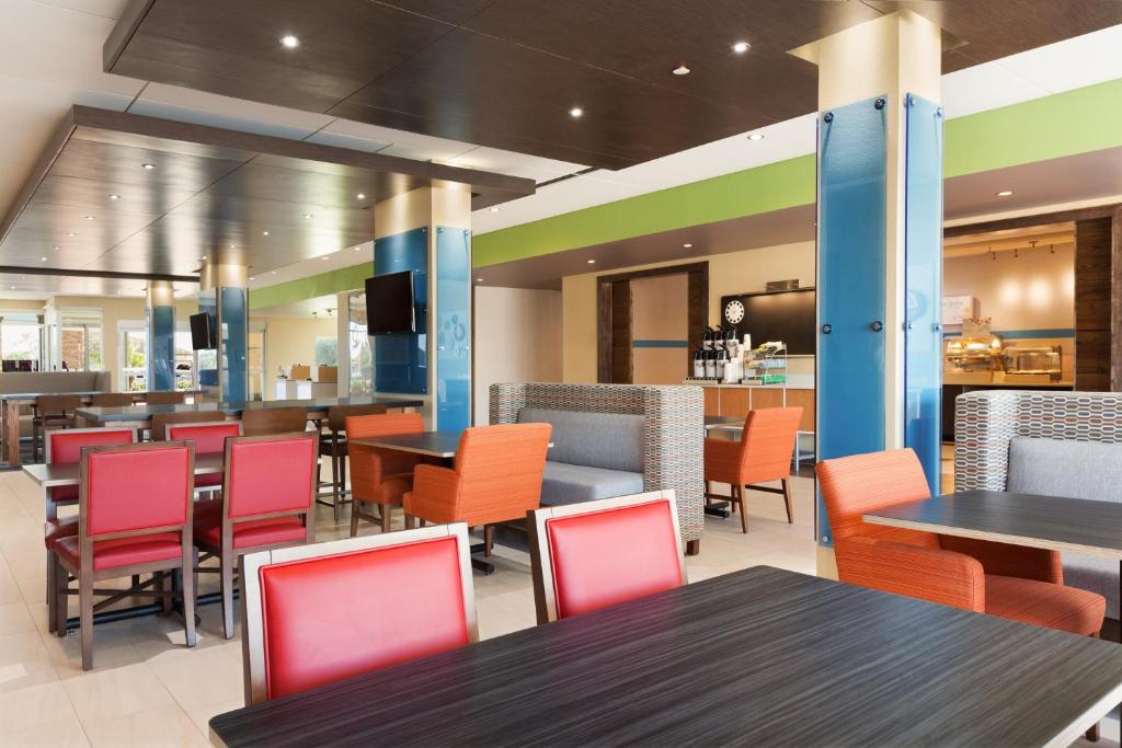 Holiday Inn Express & Suites Edinburg- Mcallen Area an IHG Hotel - image 2