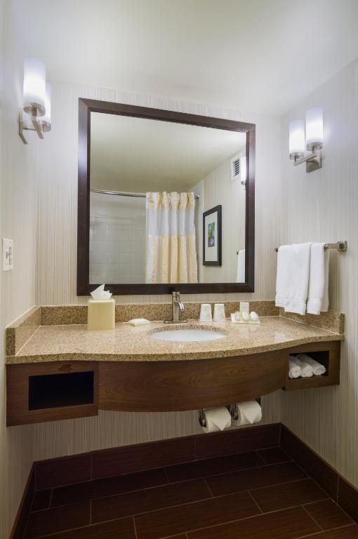 Hilton Garden Inn Edison/Raritan Center - image 5