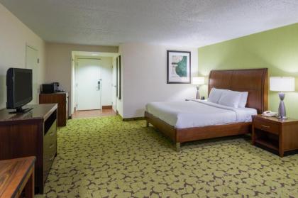 Hilton Garden Inn Edison/Raritan Center - image 9