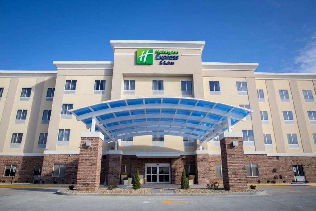 Holiday Inn Express and Suites Edwardsville an IHG Hotel - main image
