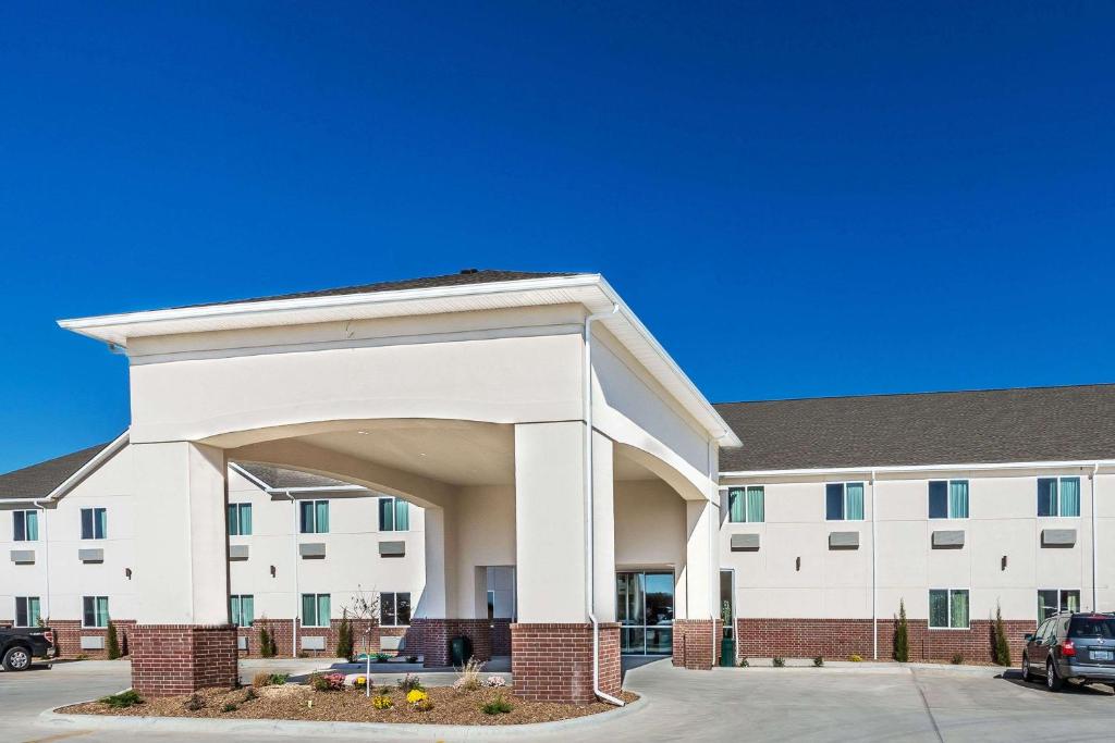 Days Inn & Suites by Wyndham El Dorado - main image