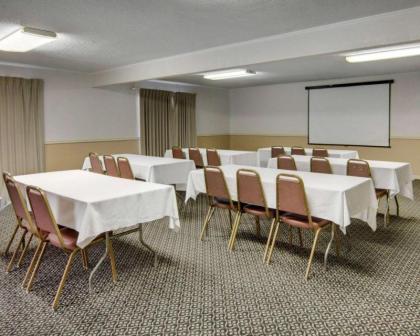 Econo Lodge Conference Center - image 15