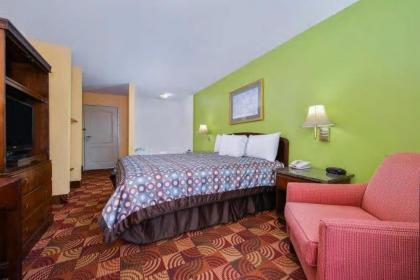 Super 8 by Wyndham Lake of the Ozarks - image 3