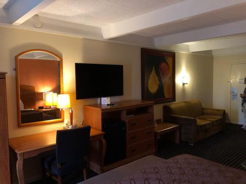 Lexington Inn & Suites-Elgin - image 4