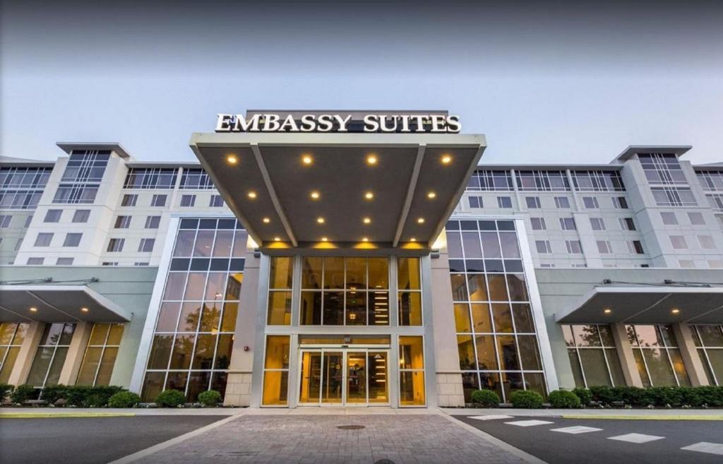 Embassy Suites - Newark Airport - main image