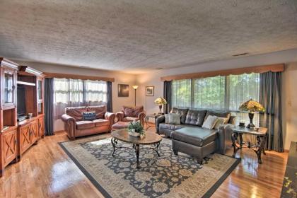 Updated Elizabethton House with Deck on Watauga River