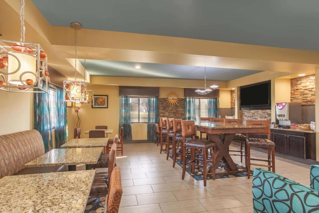 La Quinta by Wyndham Elizabethtown - image 7