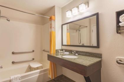 La Quinta by Wyndham Elizabethtown - image 8