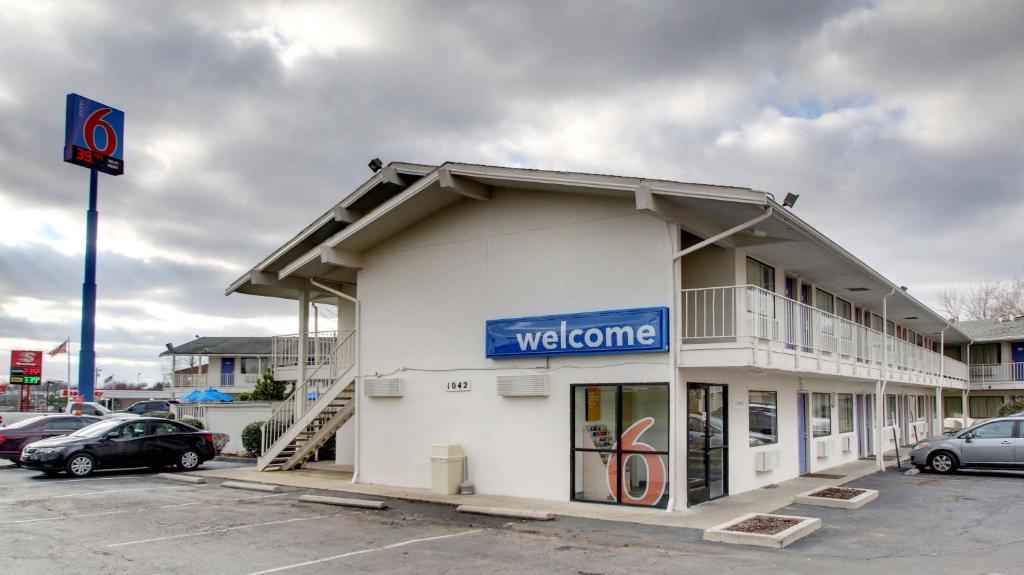 Motel 6 Elizabethtown - image 2