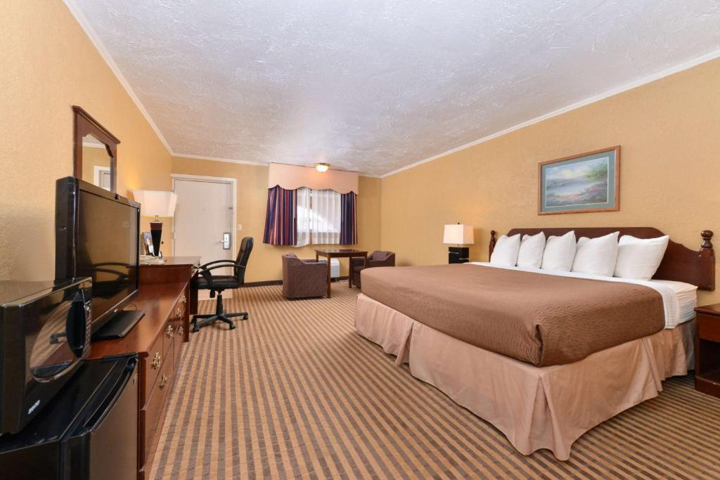 Executive Plus Inn and Suites - main image